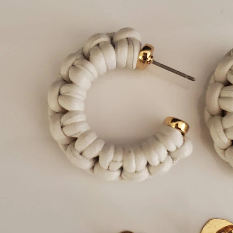 Pendientes Kate Spade Pequeños Bohomea Tono Dorado Cuero Blanco Envuelto Aro C Nuevos con Etiquetas Foto 2 de 4