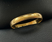 18ct gold wedding band ring size m - 2.5mm wide - 1.6 grammes