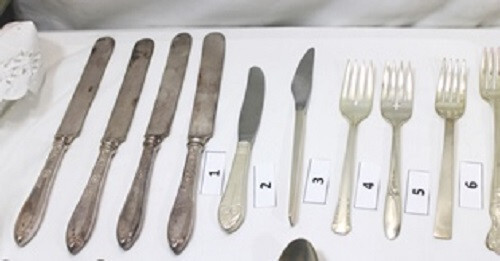 34 VINTAGE MIXED FLATWARE/SILVERWARE (SPOONS FORKS KNIVES) SOME AIRLINE & HOTEL) - Picture 16 of 17