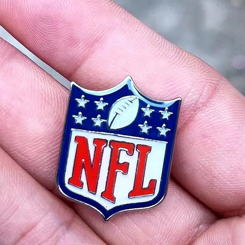 STUNNING NATIONAL FOOTBALL LEAGUE (NFL) TEAM LAPEL PIN..BONUS SILVER STORAGE BAG - Picture 36 of 37