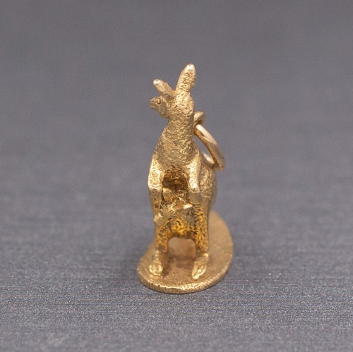 Entzückendes australisches Känguru mit Joey Charm in 9k Gelbgold - Bild 4 von 8