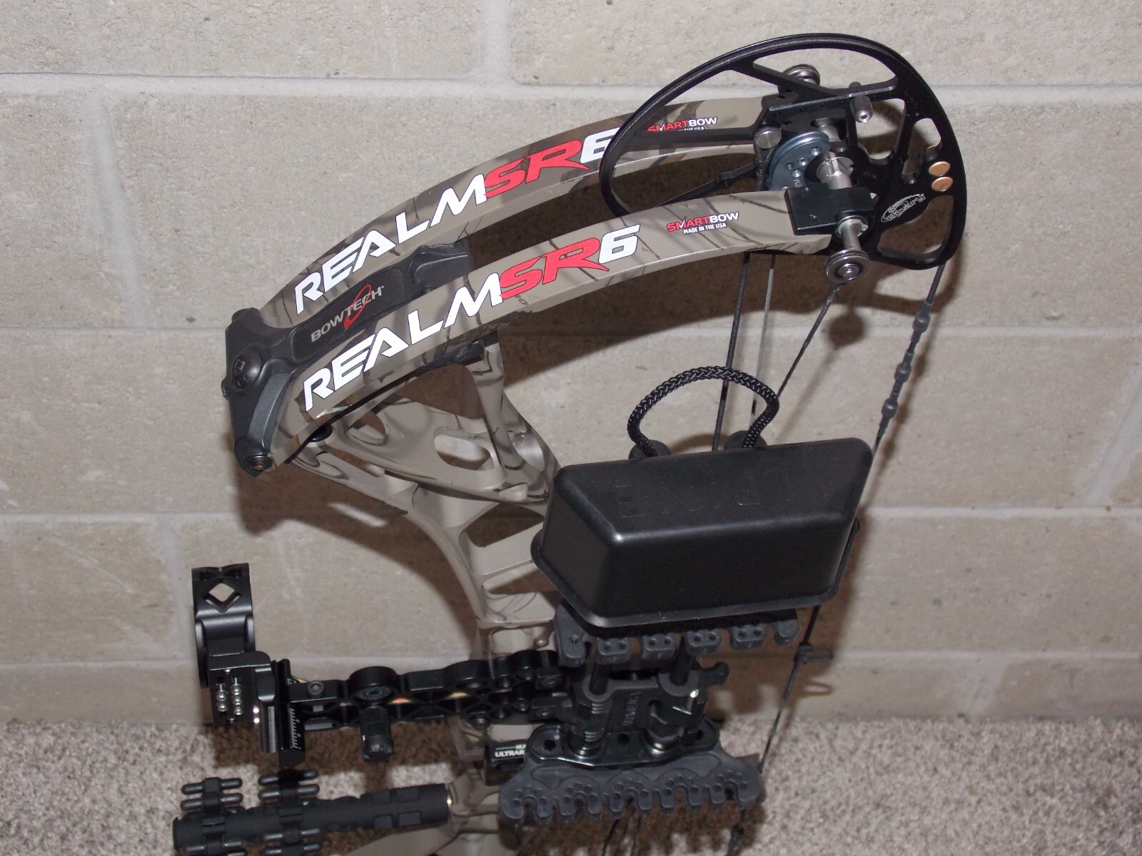 Loaded LEFT Handed BOWTECH Realm SR6 Bow Package- 60 to 70 lb - 25.5 to 30" - Picture 10 of 11