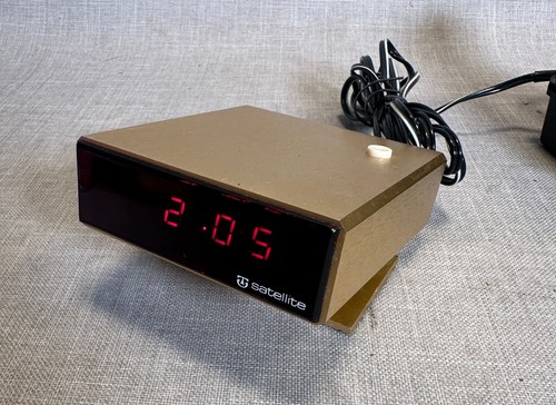 Sveglia LED rossa satellitare Tik-Tron vintage anni 70, mod 303 -oro- Hong Kong - Foto 7 di 18