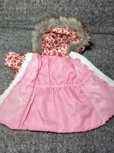 Chaqueta con capucha de invierno corazón rojo para muñecas de 18 pulgadas con borde de piel sintética - Imagen 10 de 10