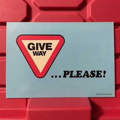 Give Way Please Kontinentalgröße gedruckte Postkarte Straßenschild MU53 UK Vintage - Bild 1 von 2