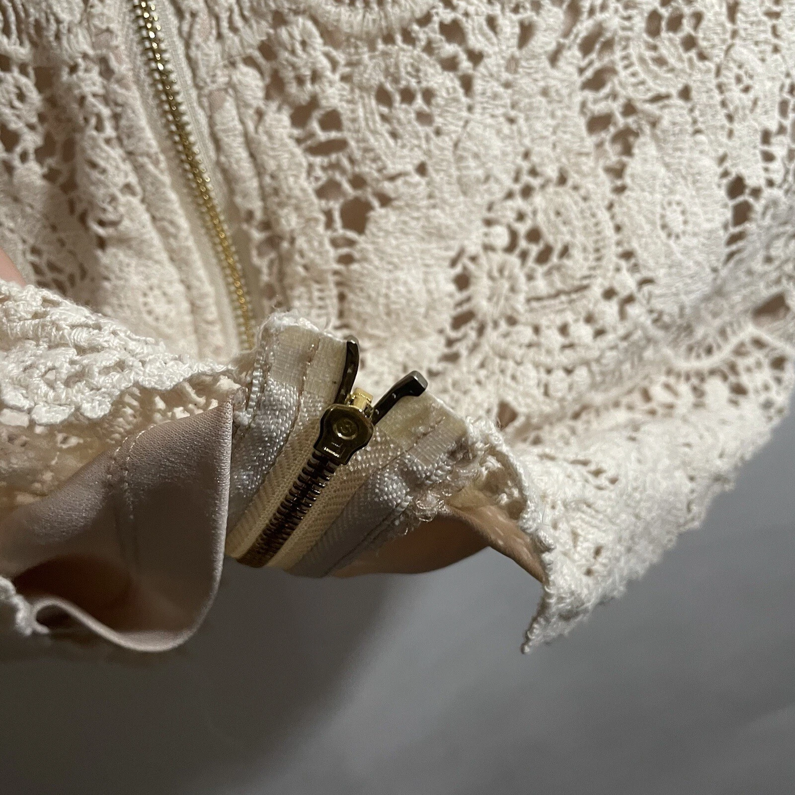 OFF WHITE Lulus tubino tubino matita bodycon abito bianco sporco pizzo aperto dietro foderato taglia small