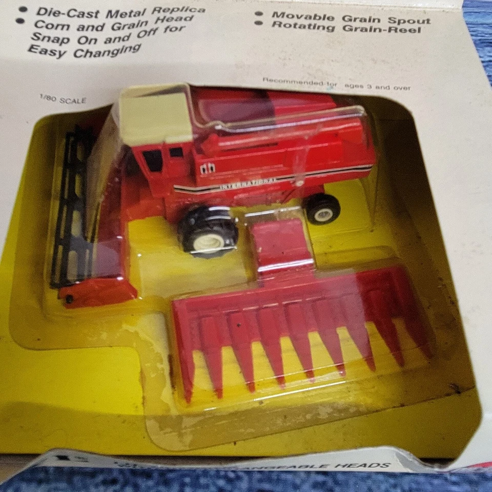 Vintage Ertl 1/80 scale International Harvester combine w/ 2 heads red/white - Image 2 of 4