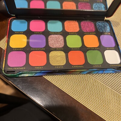 Revolution Makeup ''FOREVER FLAWLESS BIRDS OF PARADISE'' 18 Shadow Palette