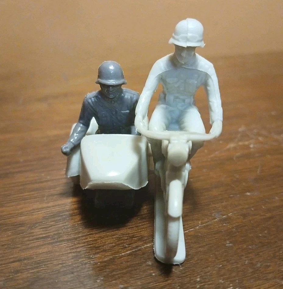 De colección Marx Plástico Gris Ejército Alemán Hombre Motocicleta Sidecar con Conductor y Jinete 2" Foto 2 de 4