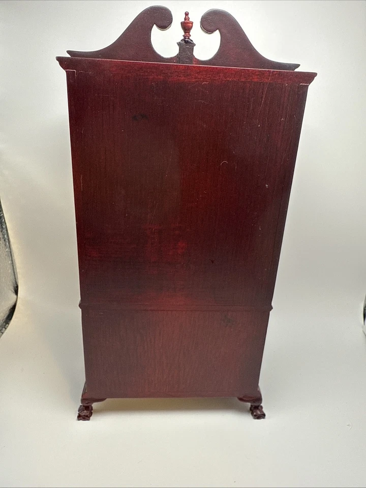 Armário espelhado e esculpido em miniatura de madeira mogno para casa de bonecas Hansson escala 1:12 - Imagem 4 de 4