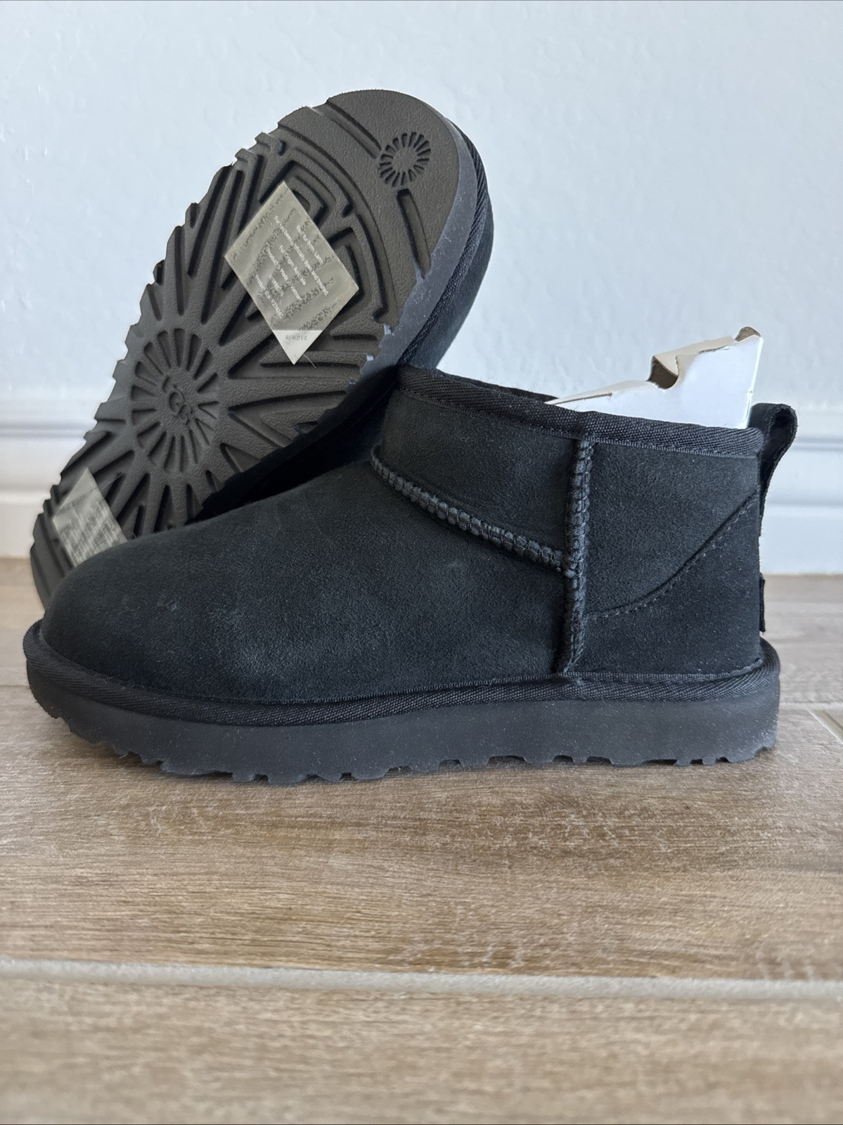 UGG Women's Classic Ultra Mini Boots, Black, US 7 NEW UGG Women's Classic Ultra Mini Boots, Black, US 7 NEW