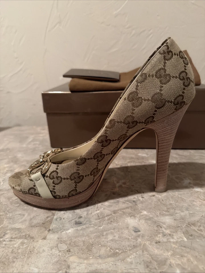 Zapatos de salón Gucci peep-toe estampado GG beige tacón de madera dorado gancho a presión talla 8B para mujer Foto 4 de 4