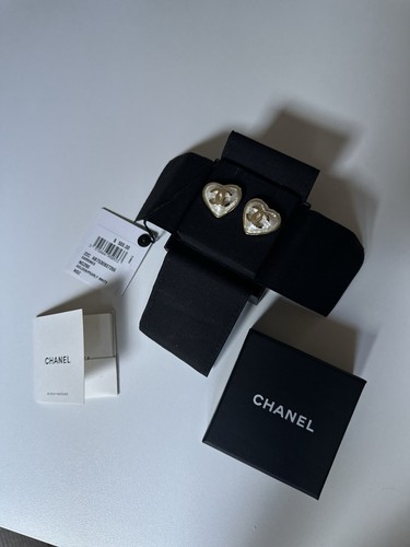 Chanel 22C BNIB Pearl Heart Earrings - RARE - Picture 4 of 9