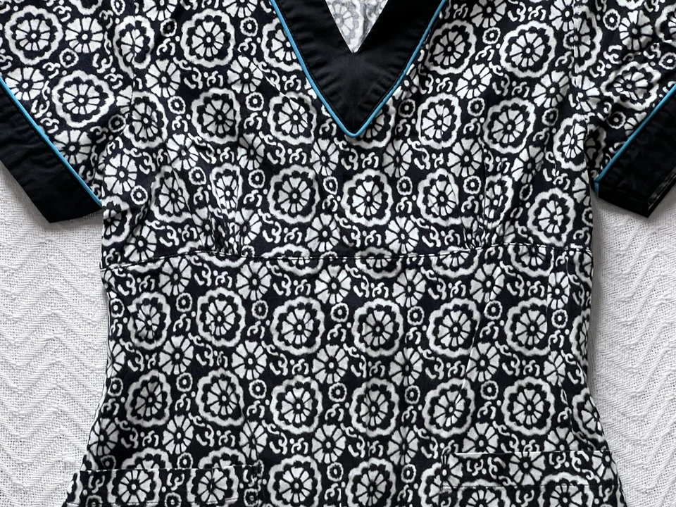 Rampage Floral Pattern Size Small Scrub Top - Image 3 of 4