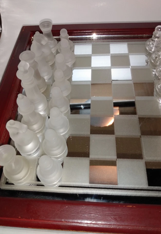 Juego de ajedrez vintage de vidrio esmerilado y transparente en caja de madera fieltro en gran forma Foto 4 de 4