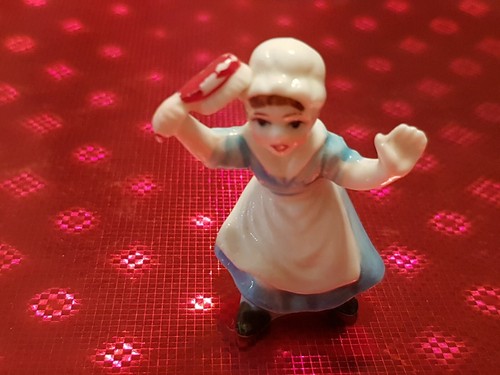 Beautiful tiny old porcelain figurine lovely condition. L56c