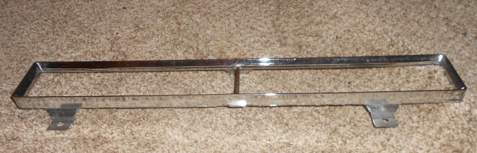 Nuevo NOS GM 1977-78 Buick Riviera Frontal L/H Luz de Estacionamiento Bisel # 1253669 OEM Foto 2 de 3