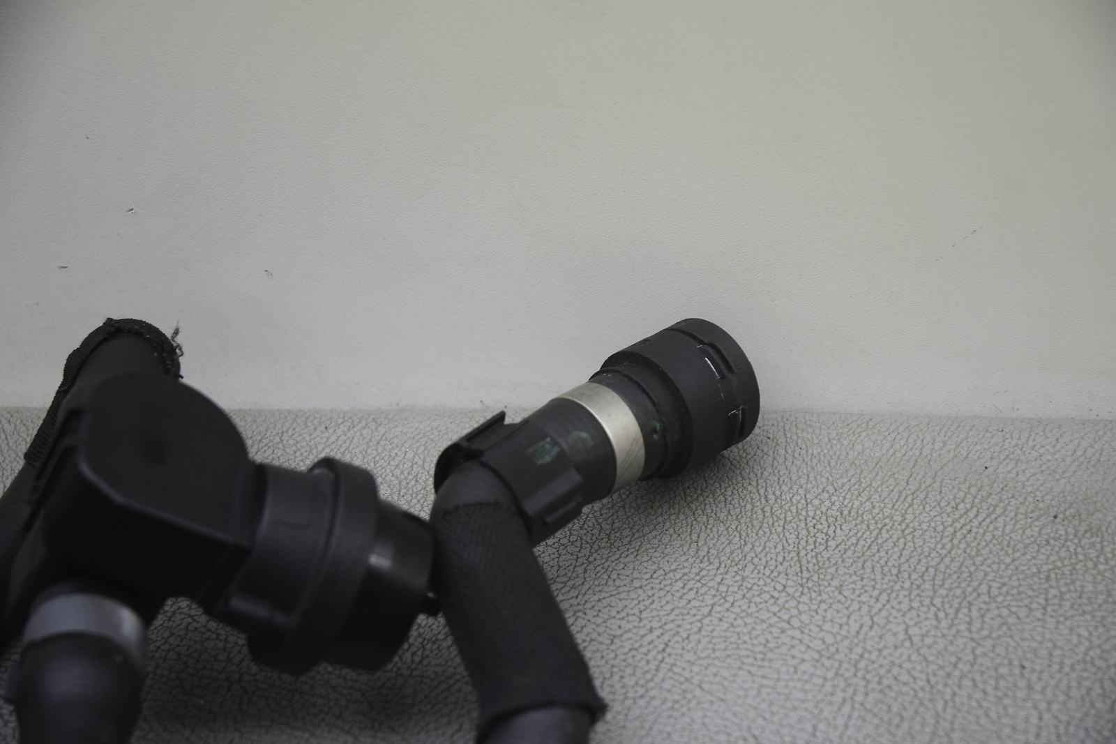 AUDI A4 B8 Heating Matrix Valve With Pipes OEM 1J0819809 8K1819376 