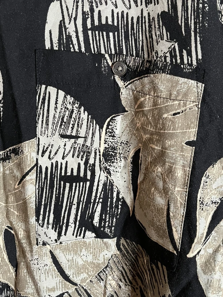 Camisa hawaiana Crossings para hombre grandes hojas de palmera con botones Foto 2 de 4