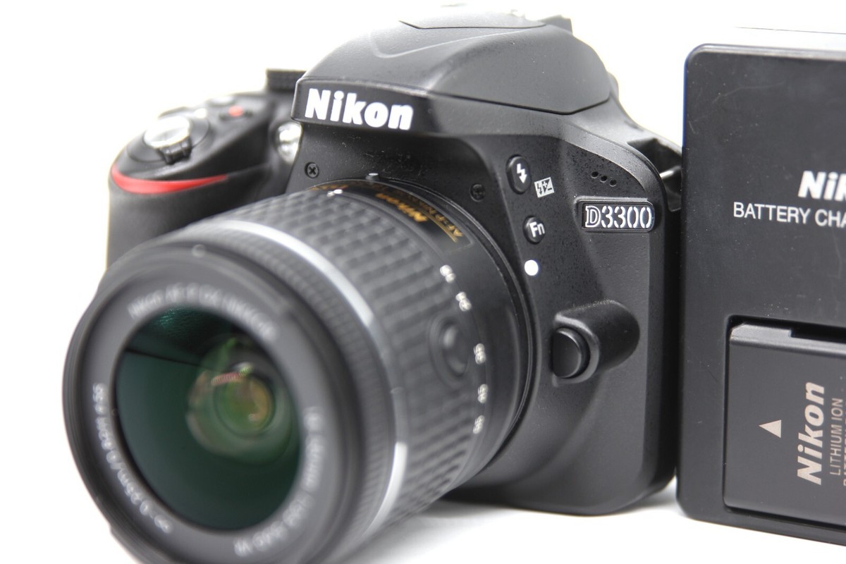 Nikon D3300 Digital SLR w/ 18-55mm VR Lens Kit Low shutter 4262 32gb