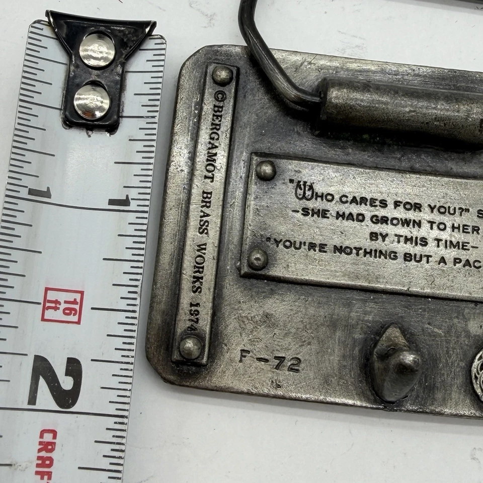 Paquete de tarjetas vintage de latón peltre Alicia en el país de las maravillas bergamota cinturón hebilla 1974 Foto 2 de 4