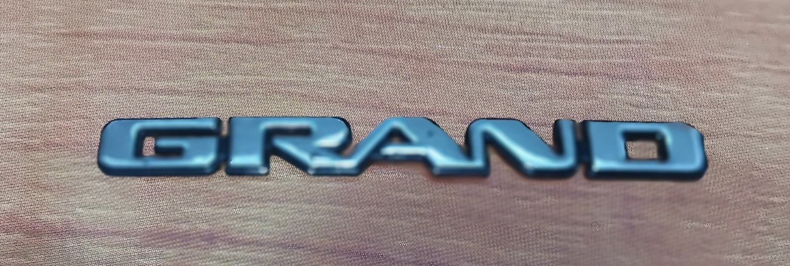 Grand Emblem - Photo 1
