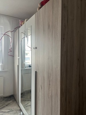 Großer 4 Türen Schrank mit Eine Große Spiegel Glas Und Innen Sehr Viel Platz
