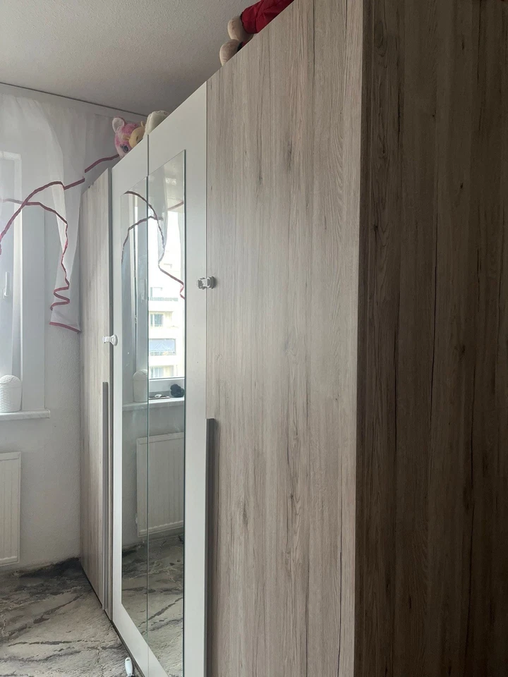 Großer 4 Türen Schrank mit Eine Große Spiegel Glas Und Innen Sehr Viel Platz