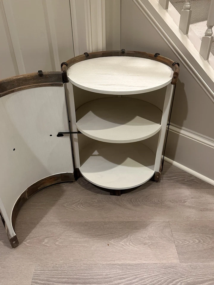 Mesa auxiliar estilo tambor Pottery Barn - madera blanca y metal con almacenamiento oculto Foto 3 de 4