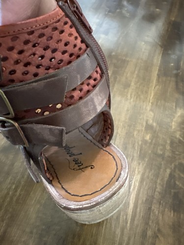 Free People On A Whim Perforierte Leder Stiefel Sandalen Riemchen Gr. 37 EU 6,5-7 US - Bild 8 von 11
