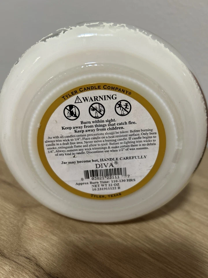 Tyler Candle Diva Vela Perfumada Blanco Cremoso 22 OZ con 2 Mechas Nunca Usada Foto 3 de 4