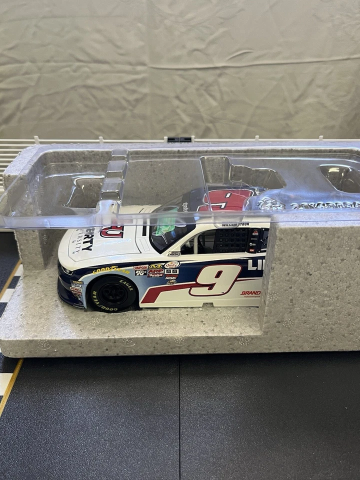 Camaro autografiado William Byron #9 Liberty University Indy Win 2017 1:24 Foto 2 de 4