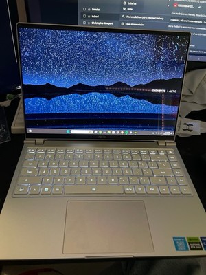 GIGABYTE AERO 14 OLED 14'' (1TB, Intel i5, 16gb ram, RTX 3050, OG Box, Charger)