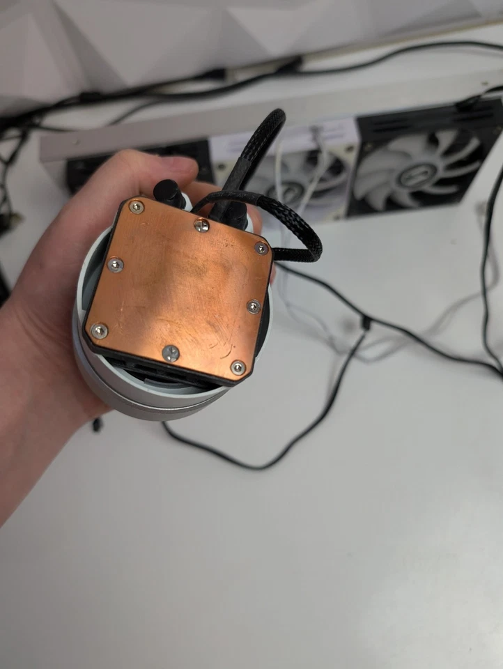 Lian Li Galahad 360mm ARGB AiO CPU Cooler - White - with White and Black fans - image 2 of 4