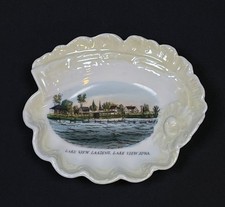 Plat à bibelots en porcelaine allemande souvenir du débarquement de l'Iowa vue sur le lac