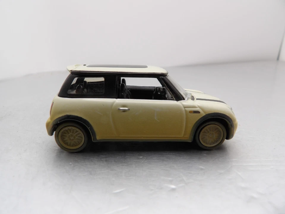 MINI COOPER 2004 JOHNNY LIGHTNING HOLLYWOOD ON WHEELS 1:64 DIE-CAST - Image 2 of 4