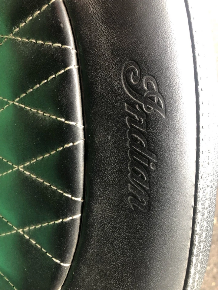 Almohadilla acolchada de cuero genuino para respaldo de pasajero Indian Motorcycle - 2880284 Foto 3 de 4