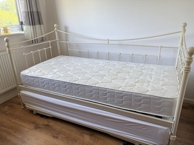 John Lewis Tagesbett - mit Bett darunter 