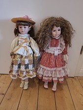 2 wunderschöne Sammlerpuppen aus Porzellan – Top Zustand (die rechte Modell 959)