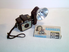 Vintage KODAK BROWNIE HOLIDAY FLASH CAMERA  Flashbulbs