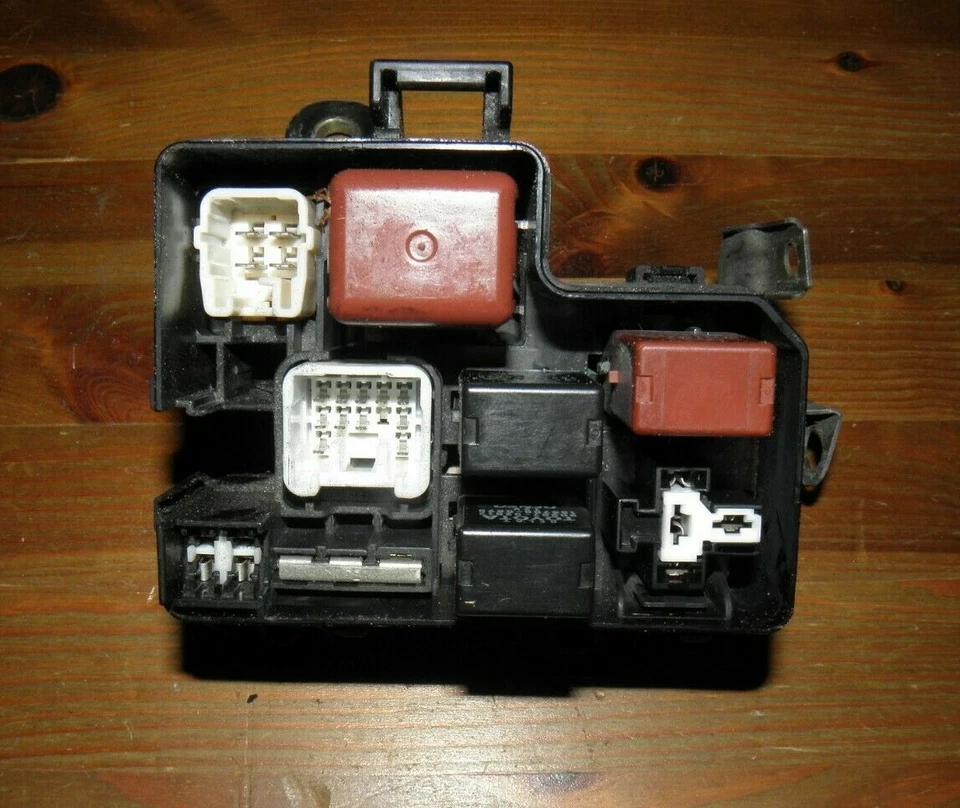 Lexus GS300 GS400 GS430 1998-2005 Fuse and Relay box OEM - Image 2 of 4