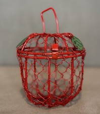 Panier en forme de pomme en métal tissé rouge country avec feuilles vertes, couvercle avec poignée