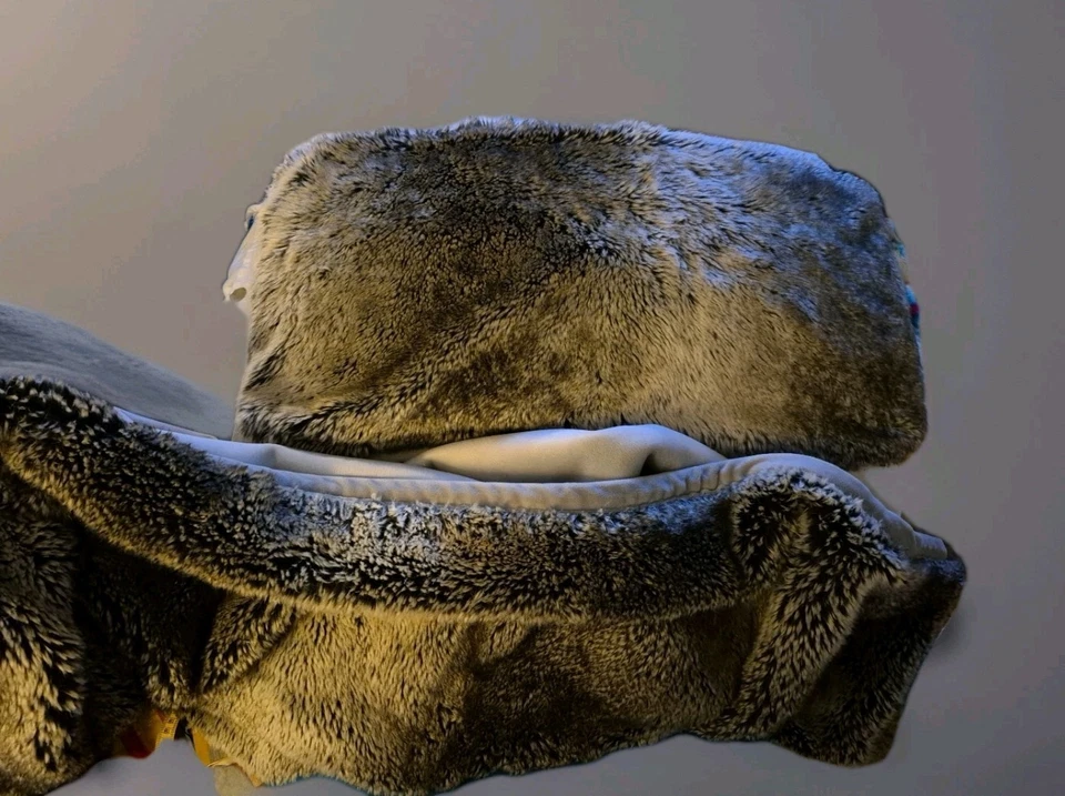 2- Cobertor de pele sintética Pottery Barn e ombre cinza farsa lombar 50"x 60" - Imagem 4 de 4