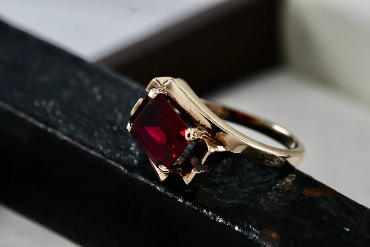 Rectangle clearance garnet ring