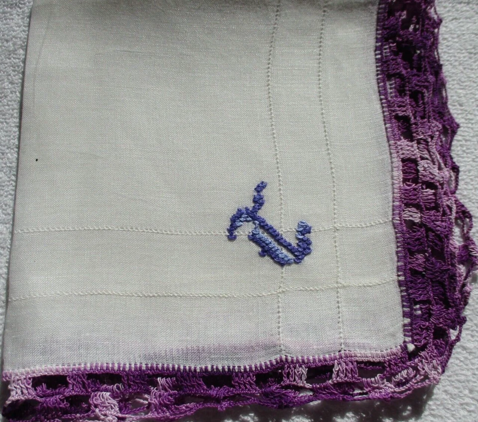 Винтажный белый носовой платок с ручной монограммой «T» фиолетовый. Вязаная фиолетовая кайма - Изображение 2 из 4