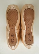 S0101 Pointe Shoe by Bloch Size 4 XX