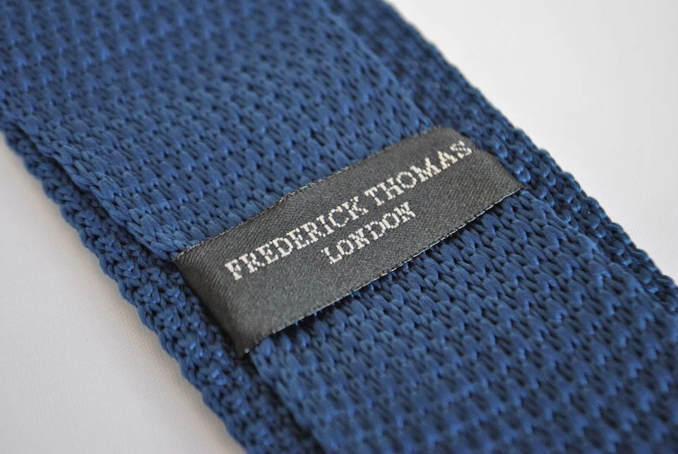 Вязанный шелковый мужской галстук темно-синий простой узкий заостренный конец от Frederick Thomas - Изображение 3 из 4