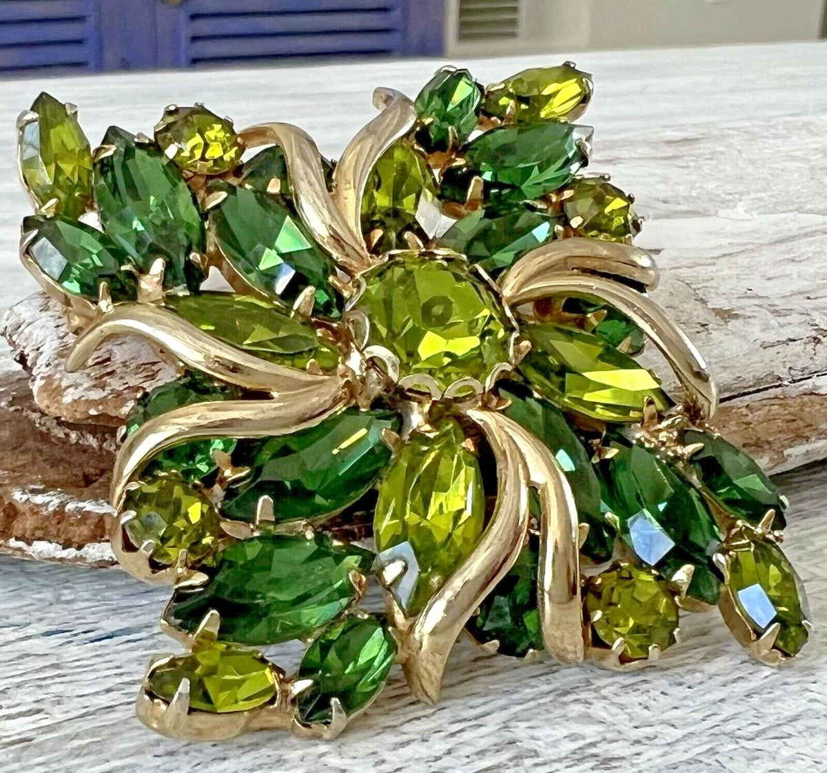 Weiss brooch shop