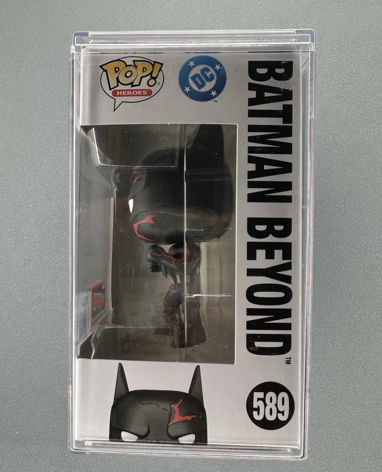 Funko Pop! Pegatina Oficial Exclusiva Batman Beyond #589 NYCC 2025 LE 1000 PIEZAS Foto 2 de 4
