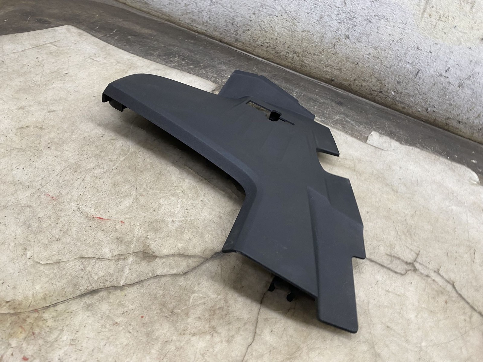 2016-2020 BENTLEY BENTAYGA OEM 6.0L W12 FRONT RIGHT EINGNE TRIM PANEL 36A805984C